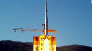 Illustration for article titled Tensión internacional: Corea del Norte lanza un satélite usando un misil de largo alcance